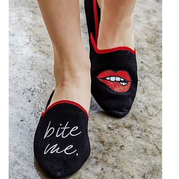 Memoi Bite Me Closed Toe Slippers - Picture 11 of 11